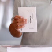 Imagen archivo de un votante yendo a las urnas en las elecciones de 2023