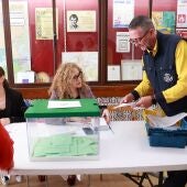 Personal de correos acude a los colegios electorales para depositar el voto por correo. 