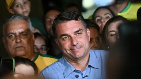 El senador Flávio Bolsonaro ofrece declaraciones luego de conocer los resultados oficiales de los comicios celebrados este domingo, en Brasilia (Brasil). El senador Flávio Bolsonaro ofrece declaraciones luego de conocer los resultados oficiales de los comicios celebrados este domingo, en Brasilia (Brasil). EFE/ Andre Borges