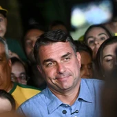 El senador Flávio Bolsonaro ofrece declaraciones luego de conocer los resultados oficiales de los comicios celebrados este domingo, en Brasilia (Brasil). EFE/ Andre Borges El senador Flávio Bolsonaro ofrece declaraciones luego de conocer los resultados oficiales de los comicios celebrados este domingo, en Brasilia (Brasil). EFE/ Andre Borges