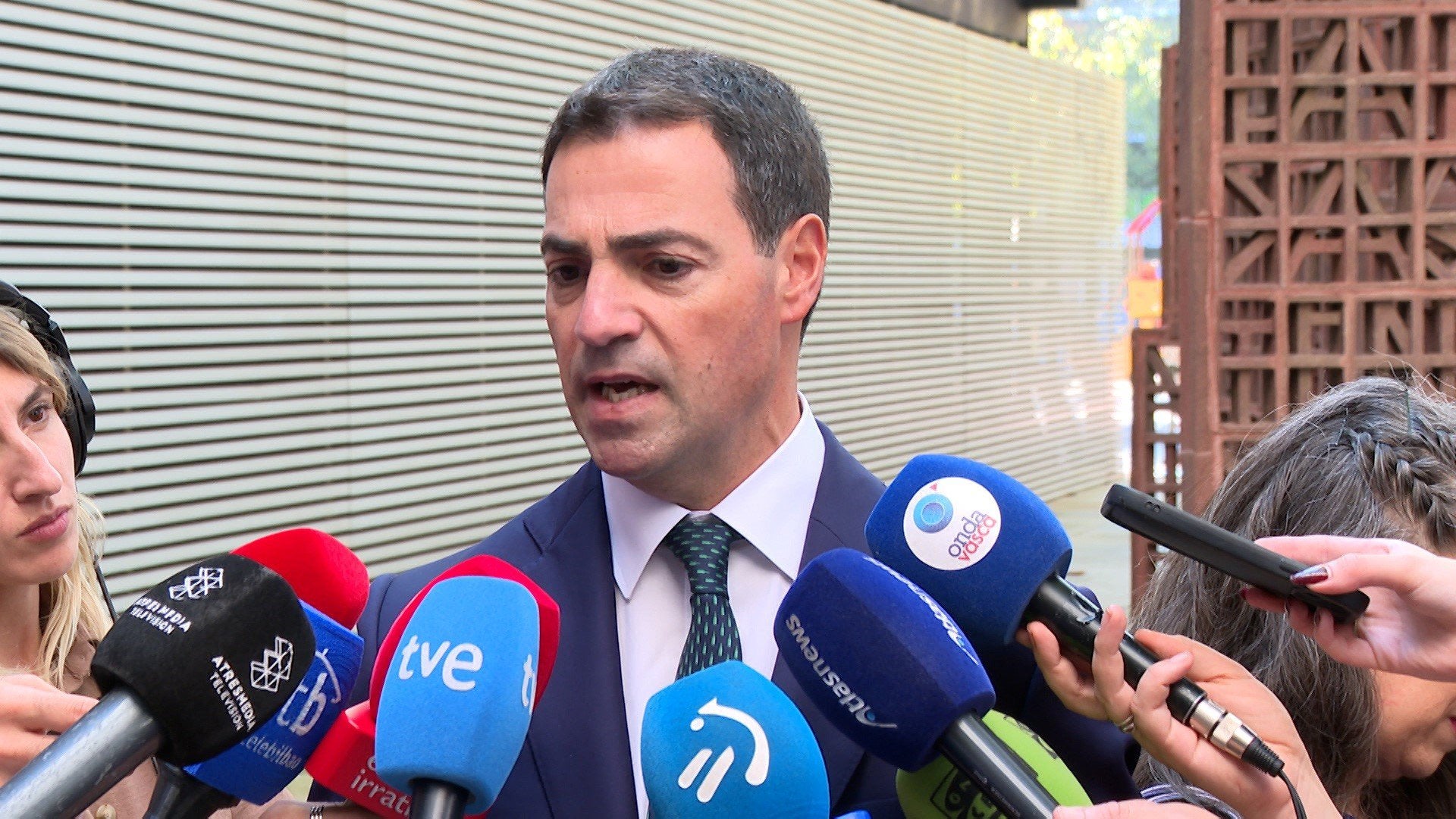 Pradales dice que el "ruido" electoral "no despistará" a su Ejecutivo y alerta que "está en juego el autogobierno" Pradales dice que el "ruido" electoral "no despistará" a su Ejecutivo y alerta que "está en juego el autogobierno"