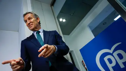 El líder del Partido Popular Alberto Núñez Feijóo con un corrillo de periodistas tras su comparecencia en Génova. El líder del Partido Popular Alberto Núñez Feijóo con un corrillo de periodistas tras su comparecencia en Génova.