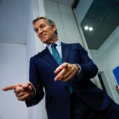 El líder del Partido Popular Alberto Núñez Feijóo con un corrillo de periodistas tras su comparecencia en Génova.