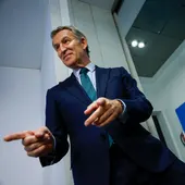 El líder del Partido Popular Alberto Núñez Feijóo con un corrillo de periodistas tras su comparecencia en Génova. El líder del Partido Popular Alberto Núñez Feijóo con un corrillo de periodistas tras su comparecencia en Génova.