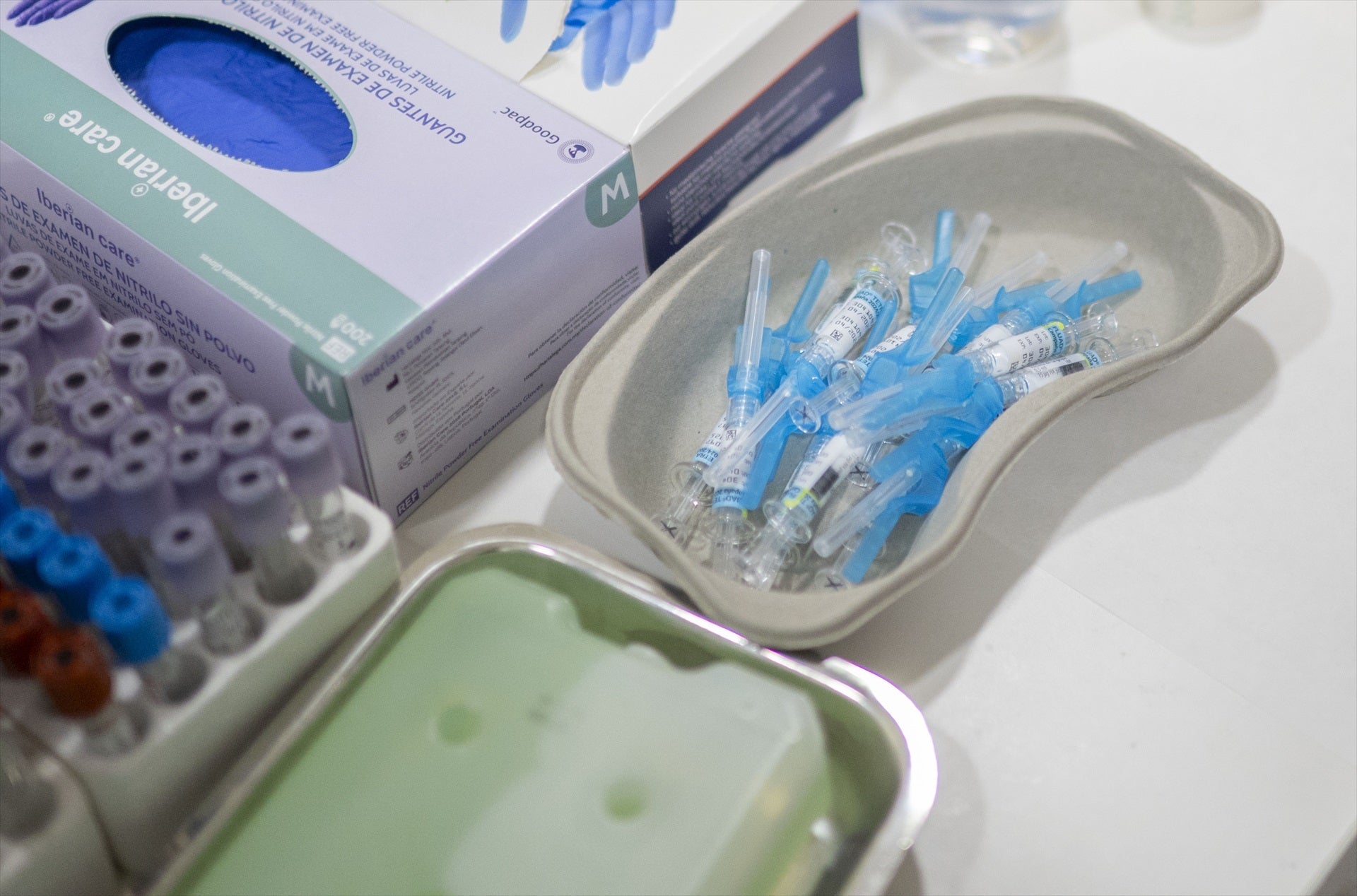 Imagen de archivo de varias vacunas contra la gripe en un centro de salud de Madrid. Imagen de archivo de varias vacunas contra la gripe en un centro de salud de Madrid.
