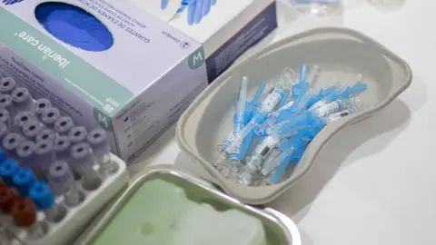 Imagen de archivo de varias vacunas contra la gripe en un centro de salud de Madrid. Imagen de archivo de varias vacunas contra la gripe en un centro de salud de Madrid.