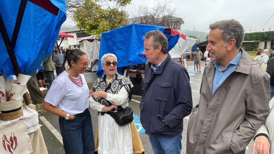 La lluvia desluci&oacute; en parte el Merado tradicional de Anleo con casi 60 puestos.