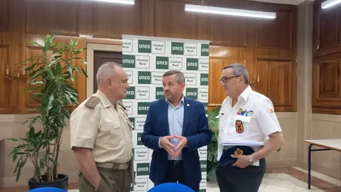 De izda. a dcha. Coronel Juan del Hierro, director de la UNED en Ciudad Real, Domingo Fernández, y Cecilio Moreno, coordinador de los cursos De izda. a dcha. Coronel Juan del Hierro, director de la UNED en Ciudad Real, Domingo Fernández, y Cecilio Moreno, coordinador de los cursos