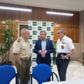 De izda. a dcha. Coronel Juan del Hierro, director de la UNED en Ciudad Real, Domingo Fernández, y Cecilio Moreno, coordinador de los cursos