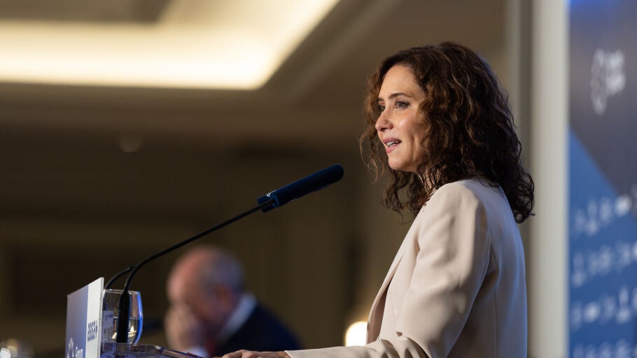 La presidenta de la Comunidad de Madrid, Isabel D&iacute;az Ayuso, en un desayuno informativo