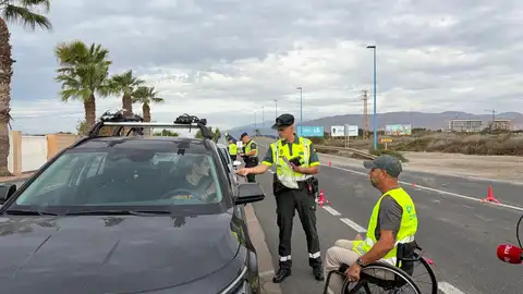 Evitar las distracciones al volante, objetivo de la campaña de vigilancia de la DGT que se desarrolla desde hoy y hasta el domingo Evitar las distracciones al volante, objetivo de la campaña de vigilancia de la DGT que se desarrolla desde hoy y hasta el domingo