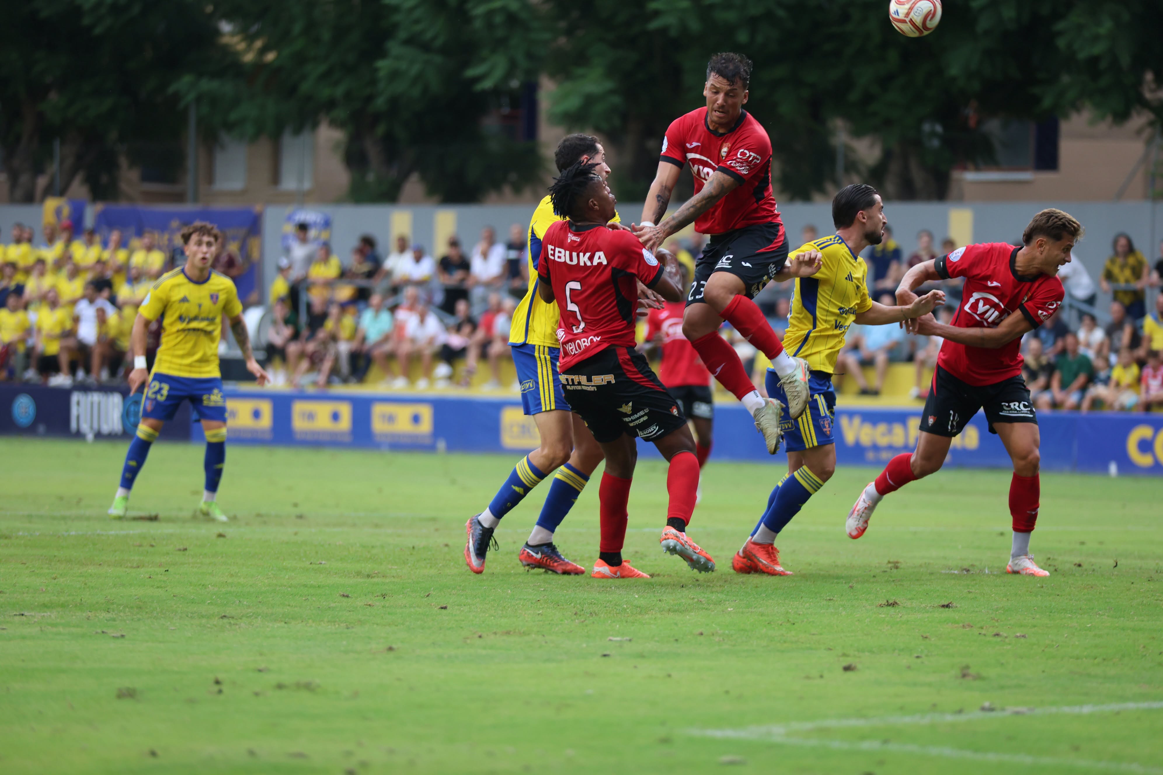 El Orihuela CF se hunde tras otra goleada en Los Arcos y René Martínez pide perdón a la afición El Orihuela CF se hunde tras otra goleada en Los Arcos y René Martínez pide perdón a la afición