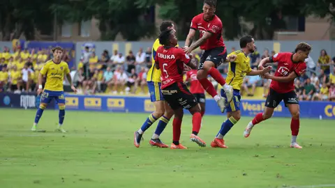 Uno de los lances del juego en el partido disputado entre el Orihuela CF y el Cieza Uno de los lances del juego en el partido disputado entre el Orihuela CF y el Cieza