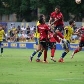 Uno de los lances del juego en el partido disputado entre el Orihuela CF y el Cieza