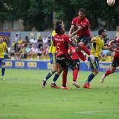 Uno de los lances del juego en el partido disputado entre el Orihuela CF y el Cieza Uno de los lances del juego en el partido disputado entre el Orihuela CF y el Cieza