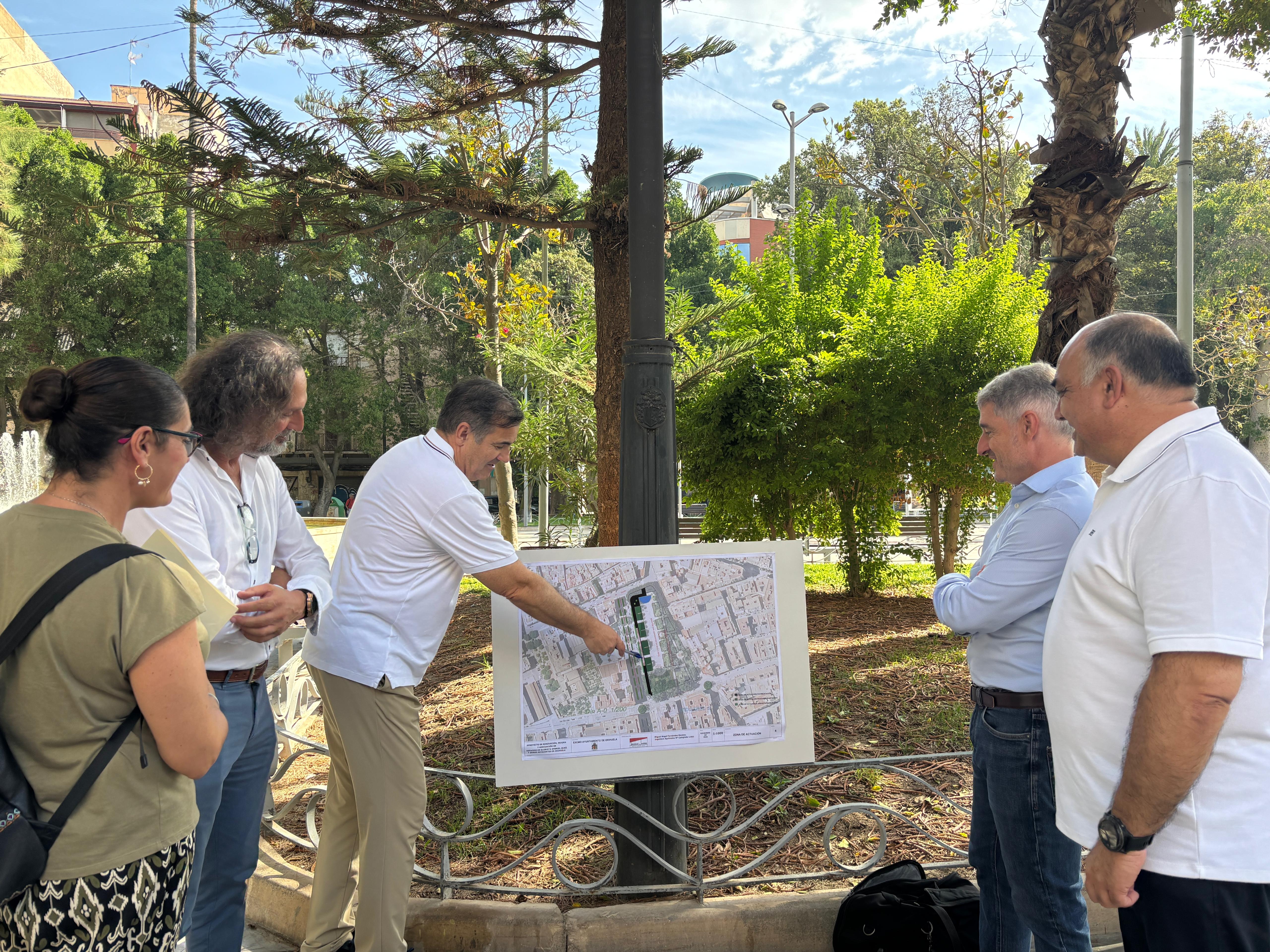 Comienza la primera fase de mejora de la Glorieta Gabriel Miró para evitar resbalones en el pavimento y recuperar sus zonas verdes Comienza la primera fase de mejora de la Glorieta Gabriel Miró para evitar resbalones en el pavimento y recuperar sus zonas verdes