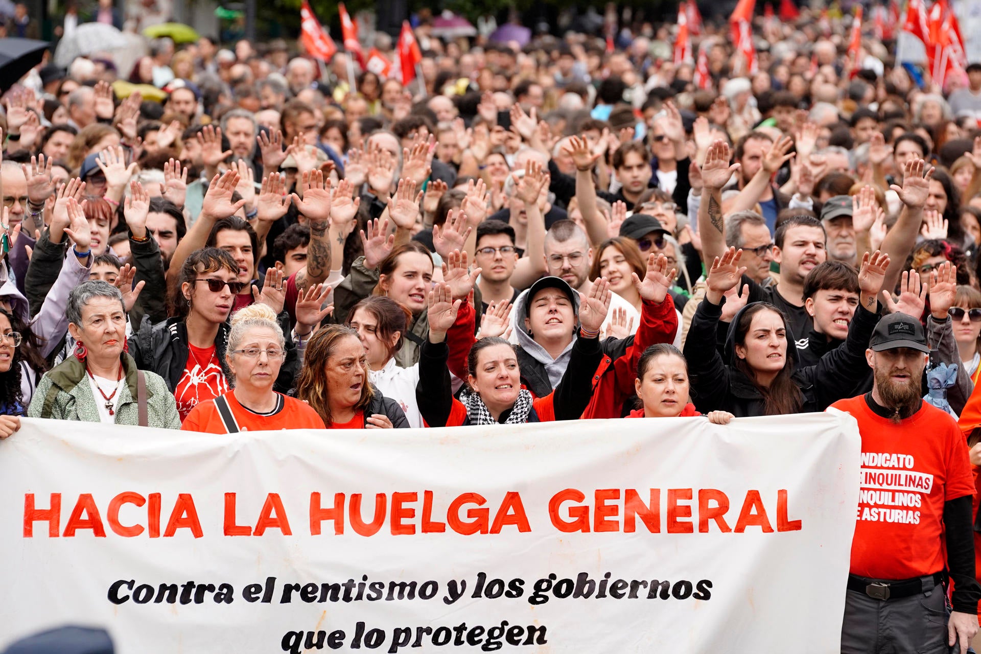 CCOO y UGT acuerdan convocar una huelga general de 24 horas este otoño por los salarios y la vivienda CCOO y UGT acuerdan convocar una huelga general de 24 horas este otoño por los salarios y la vivienda