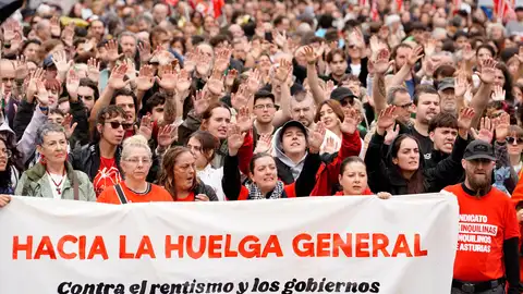 CCOO y UGT acuerdan convocar una huelga general de 24 horas este otoño por los salarios y la vivienda CCOO y UGT acuerdan convocar una huelga general de 24 horas este otoño por los salarios y la vivienda