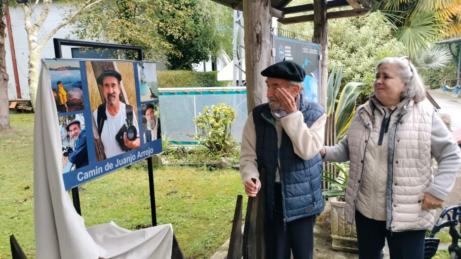 Juanjo Arrojo, emocionado tras descubrir la placa de la calle que lleva su nombre.