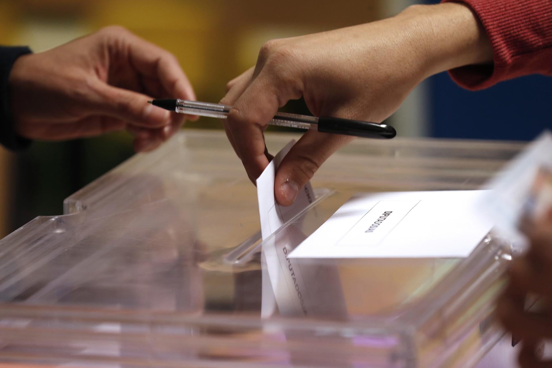 Imagen de archivo de una urna en las elecciones generales en España. Imagen de archivo de una urna en las elecciones generales en España.