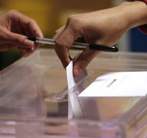 Imagen de archivo de una urna en las elecciones generales en Espa&ntilde;a.