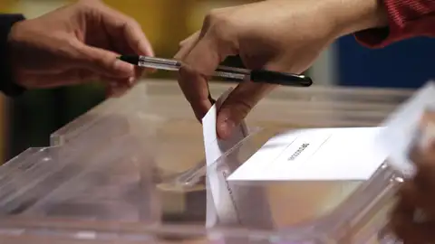 Imagen de archivo de una urna en las elecciones generales en España. Imagen de archivo de una urna en las elecciones generales en España.