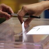 Imagen de archivo de una urna en las elecciones generales en España.