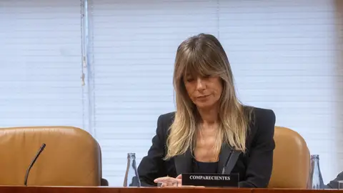 La mujer del presidente del Gobierno, Begoña Gómez, durante la Comisión de Investigación sobre programas de cátedras y postgrados de la Universidad Complutense de Madrid y empresas financiadoras, en la Asamblea de Madrid La mujer del presidente del Gobierno, Begoña Gómez, durante la Comisión de Investigación sobre programas de cátedras y postgrados de la Universidad Complutense de Madrid y empresas financiadoras, en la Asamblea de Madrid
