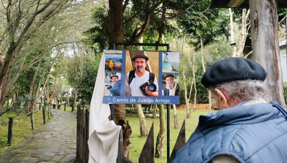 Juanjo A. con su cartel y Camín al fondo.