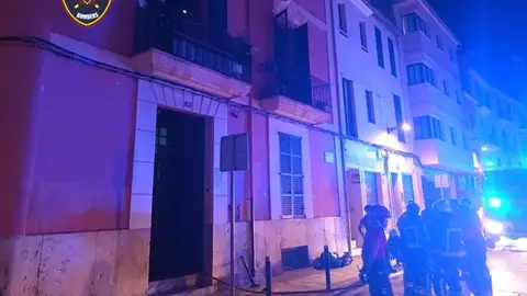 Bomberos en la extinción de un incendio en Inca, Mallorca. Bomberos en la extinción de un incendio en Inca, Mallorca.