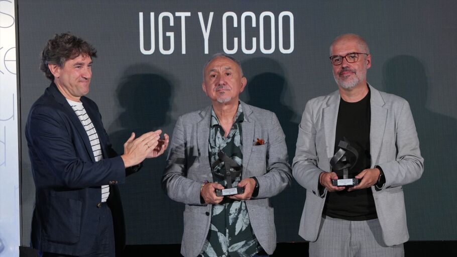 El secretario general del PSE-EE, Eneko Andueza, entrega el premio Ram&oacute;n Rubial a los secretarios generales de UGT, Pepe &Aacute;lvarez, y de CCOO, Unai Sordo, en la sede de la C&aacute;mara de Gipuzkoa, a 28 de junio de 2026, en San Sebasti&aacute;n, Guip&uacute;zcoa, Pa&iacute;s Vasco (Espa&ntilde;a).