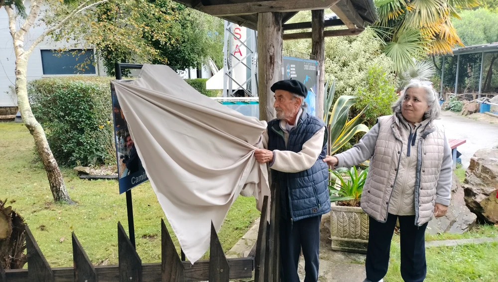 Juanjo Arrojo, empezando a descubrir la placa de la calle que lleva su nombre. Juanjo Arrojo, empezando a descubrir la placa de la calle que lleva su nombre.