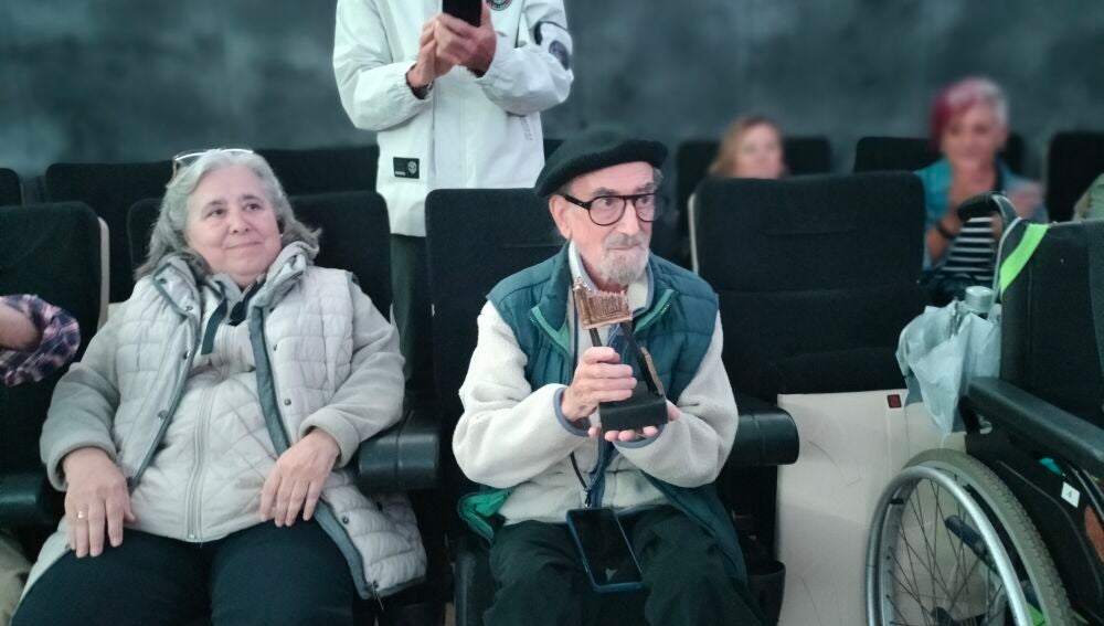 Juanjo A. agasajado con una cámara su otra compañera de fatigas.