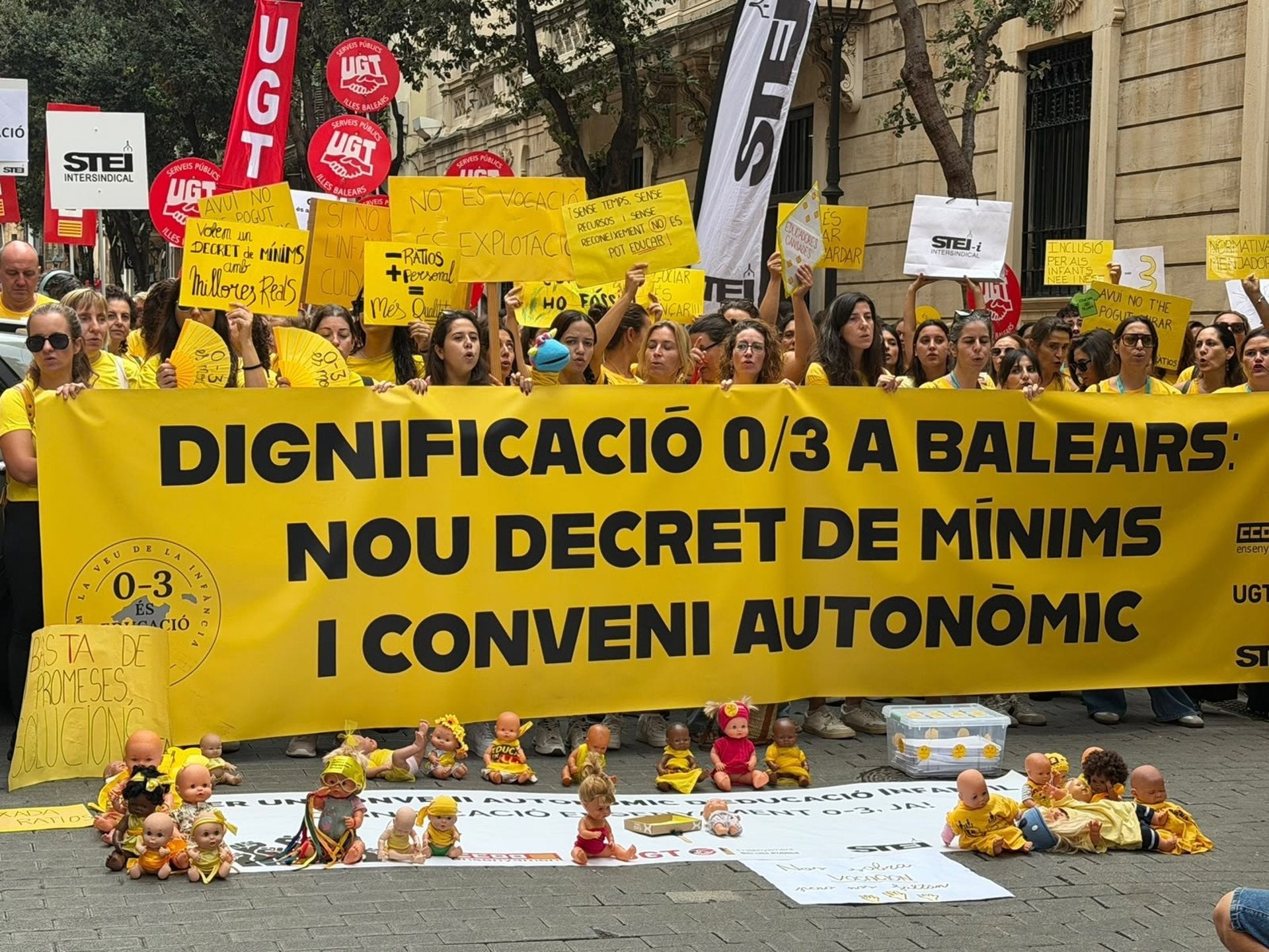 La huelga de 0-3 años reúne a 160 personas ante el Parlament La huelga de 0-3 años reúne a 160 personas ante el Parlament