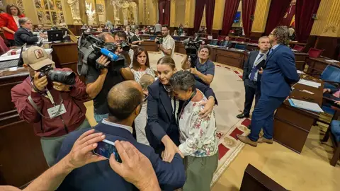 La presidenta del Govern, Marga Prohens, junto a Pilar López, una mujer desahuciada por un fondo buitre. La presidenta del Govern, Marga Prohens, junto a Pilar López, una mujer desahuciada por un fondo buitre.