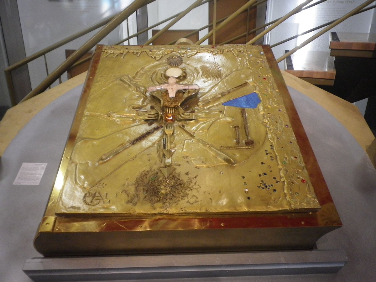 Roban un valioso libro de 210 kilos con cubierta de Salvador Dalí en un museo francés Roban un valioso libro de 210 kilos con cubierta de Salvador Dalí en un museo francés