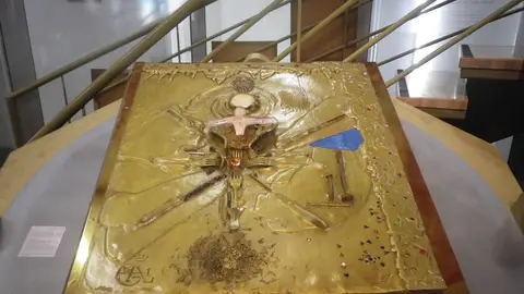 El libro robado de 210 kilos con cubierta de Salvador Dalí en un museo francés. El libro robado de 210 kilos con cubierta de Salvador Dalí en un museo francés.
