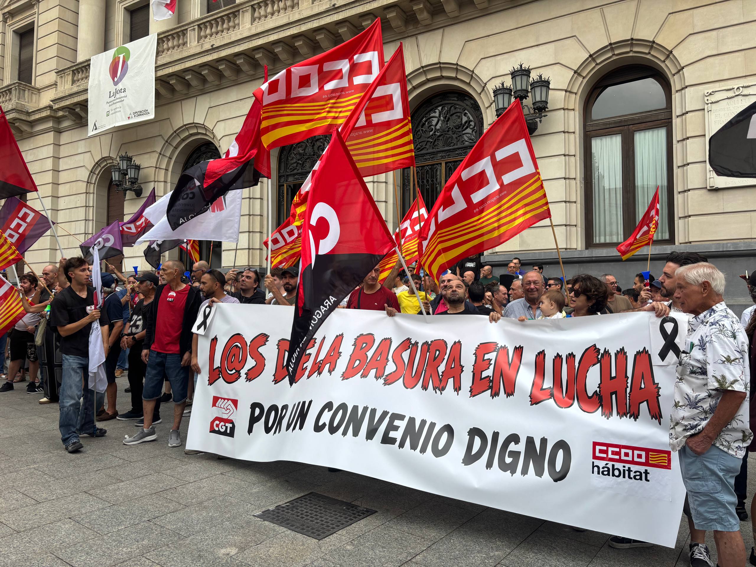Máxima tensión ante el comienzo de la huelga de limpieza que arranca este martes Máxima tensión ante el comienzo de la huelga de limpieza que arranca este martes
