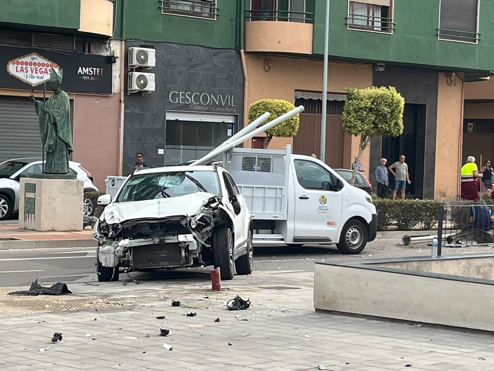 Un conductor pierde el control de su vehículo en la avenida Cardenal Tarancón de Vila-real Un conductor pierde el control de su vehículo en la avenida Cardenal Tarancón de Vila-real