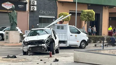 Un conductor pierde el control de su vehículo en la avenida Cardenal Tarancón de Vila-real Un conductor pierde el control de su vehículo en la avenida Cardenal Tarancón de Vila-real