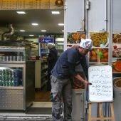 24 de diciembre de 2019, Líbano, Beirut: Un comerciante coloca un cartel en árabe que dice: «Si no tienes dinero, no te avergüences ni dejes a tu familia sin comida. Por favor, entra y coge lo que necesites», a la entrada de una pequeña panadería en una zona residencial de Beirut.