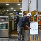 24 de diciembre de 2019, Líbano, Beirut: Un comerciante coloca un cartel en árabe que dice: «Si no tienes dinero, no te avergüences ni dejes a tu familia sin comida. Por favor, entra y coge lo que necesites», a la entrada de una pequeña panadería en una zona residencial de Beirut. 24 de diciembre de 2019, Líbano, Beirut: Un comerciante coloca un cartel en árabe que dice: «Si no tienes dinero, no te avergüences ni dejes a tu familia sin comida. Por favor, entra y coge lo que necesites», a la entrada de una pequeña panadería en una zona residencial de Beirut.