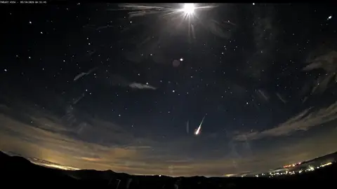 Calar Alto capta una espectacular bola de fuego que sobrevoló el norte de África a 256.000 km/h Calar Alto capta una espectacular bola de fuego que sobrevoló el norte de África a 256.000 km/h
