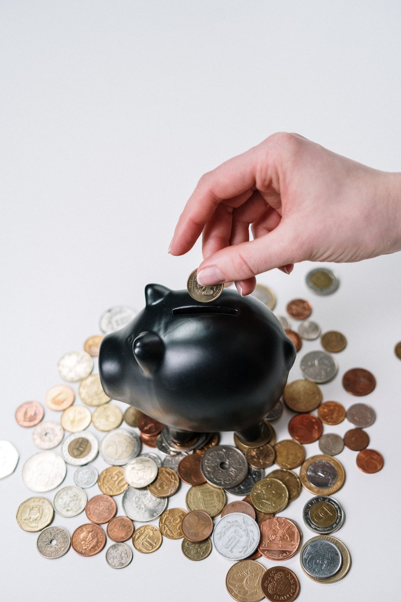 Una persona ahorra dinero Una persona ahorra dinero