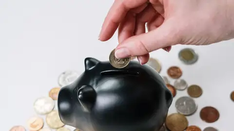 Una persona ahorra dinero Una persona ahorra dinero