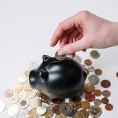 Una persona ahorra dinero