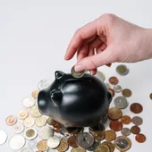 Una persona ahorra dinero Una persona ahorra dinero