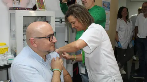 El delegado de Sanidad es vacunado contra la gripe El delegado de Sanidad es vacunado contra la gripe