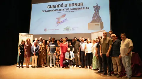 Entrega del galardón de la MANRA a La Fúmiga Entrega del galardón de la MANRA a La Fúmiga