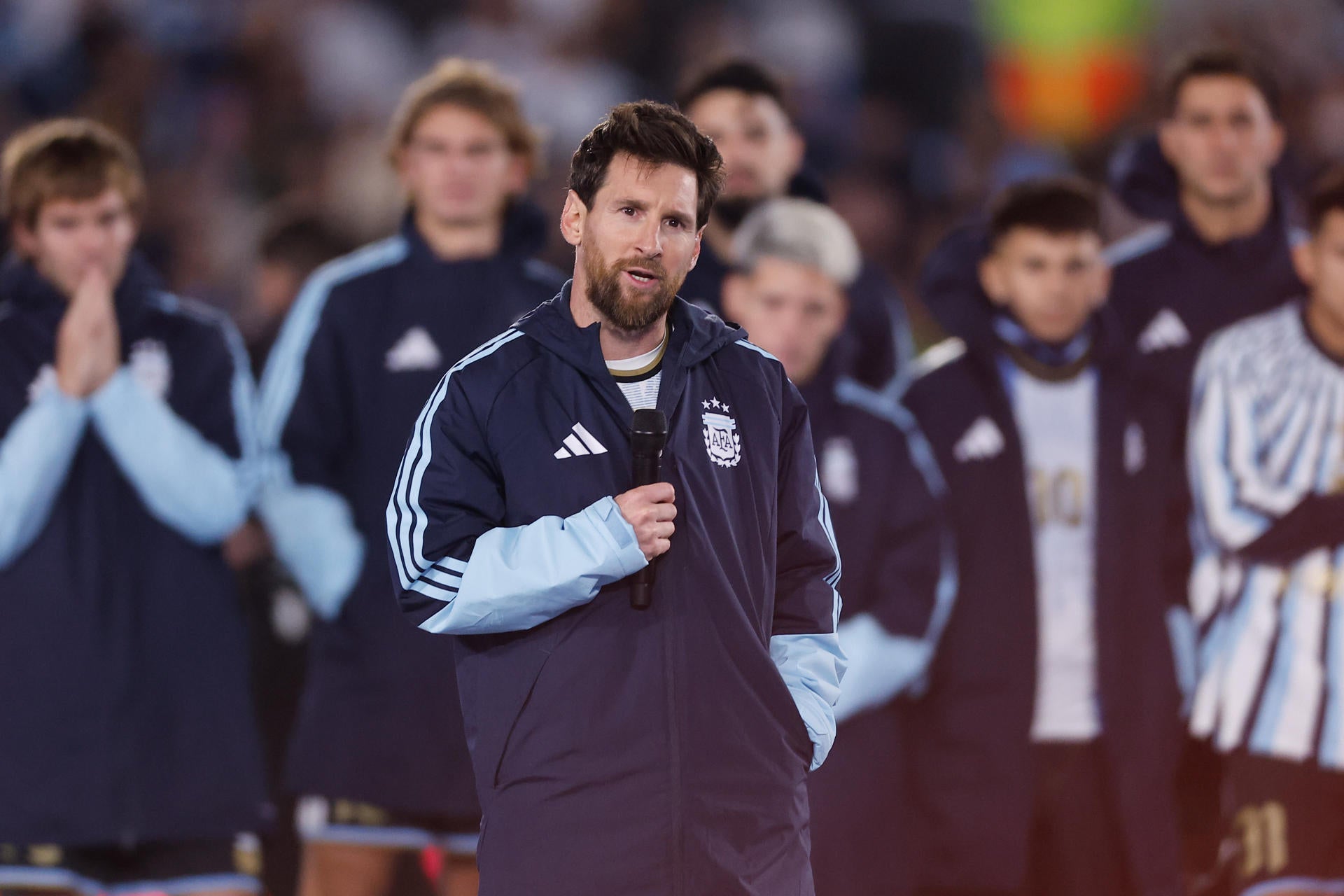 Leo Messi se despide de la selección argentina entre lágrimas: "Es el día más triste de mi carrera" Leo Messi se despide de la selección argentina entre lágrimas: "Es el día más triste de mi carrera"